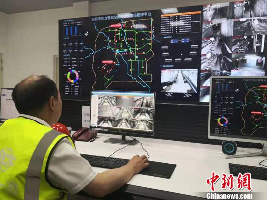 圖為白銀綜合地下管廊總控室工作人員正在進行氧氣、濕度、溫度等監測。 高康迪 攝 圖為白銀綜合地下管廊總控室工作人員正在進行氧氣、濕度、溫度等監測。 高康迪 攝